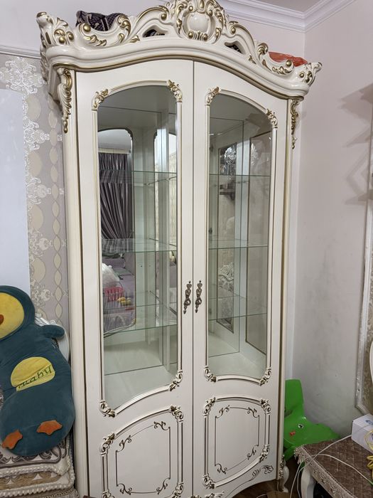 Продам сервант (шкаф для посуды)