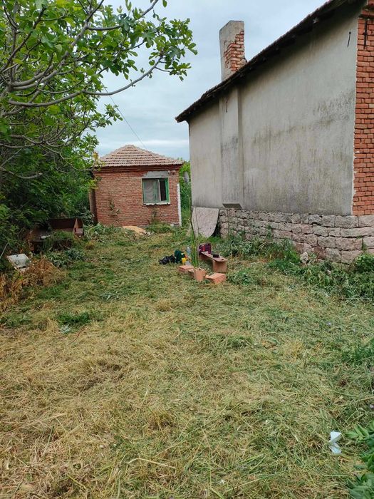 Къща с масивна постройка