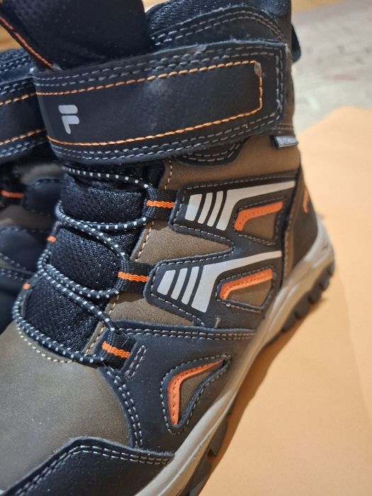 Продавам нови зимни боли за момче,марка Fila