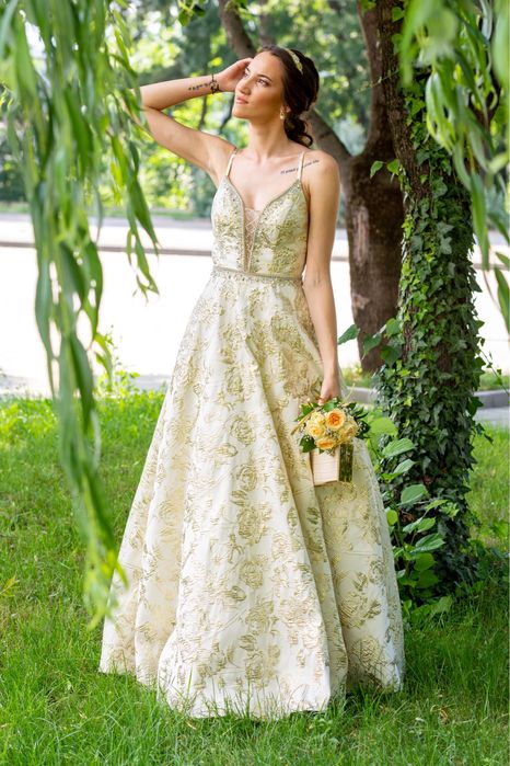 Бална рокля, кремав цвят със златни детайли