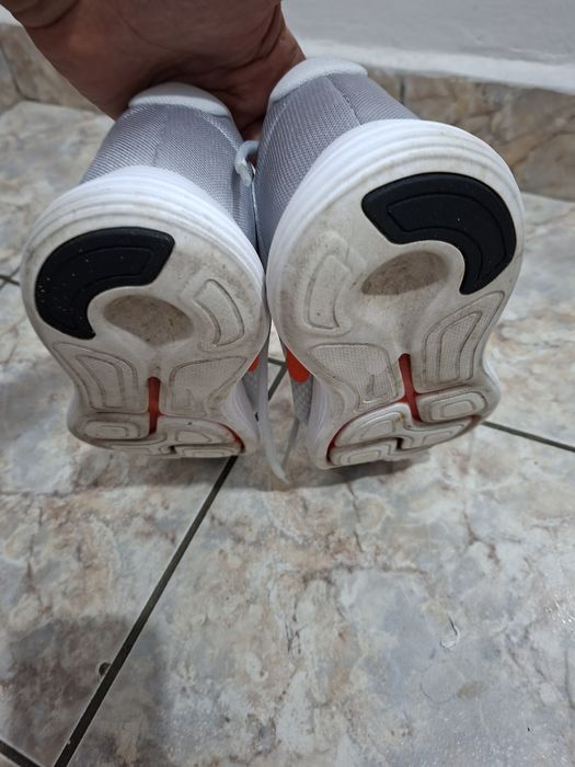 Vînd adidasi Nike si Adidas 99