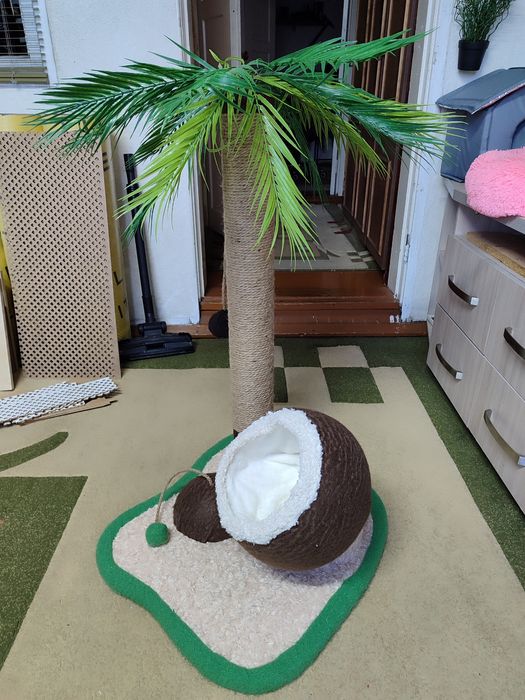 Лежанка для кошек с когтеточкой.