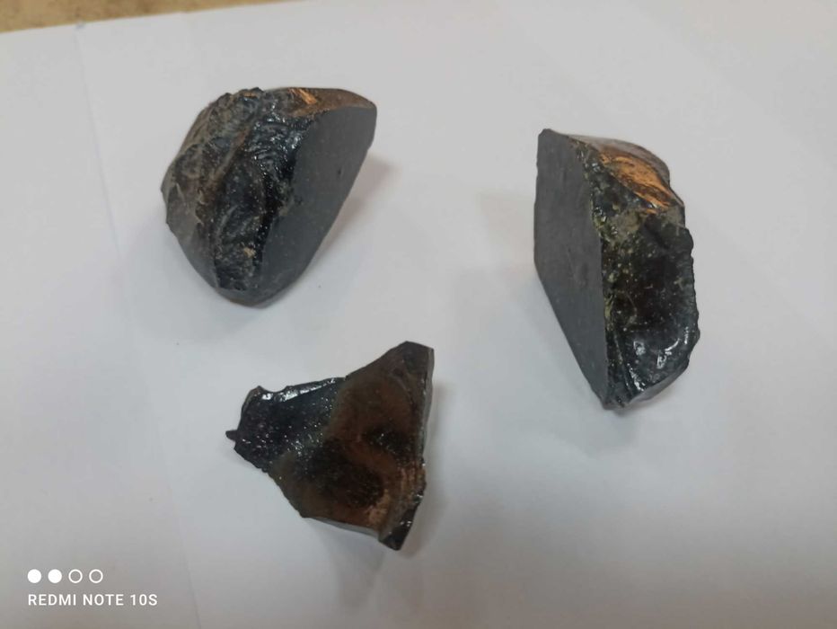 Obsidian bruta neagra