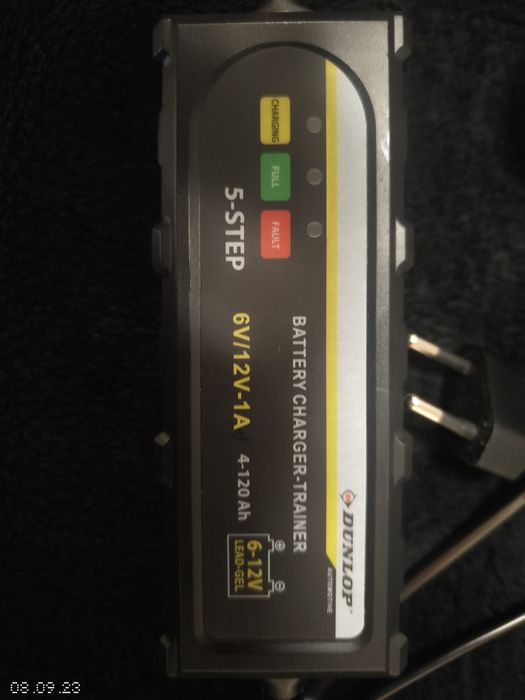 Încărcător inteligent acumulatori