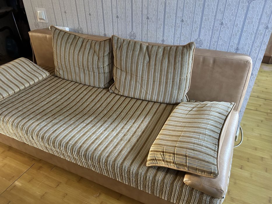 Продам мягкий уголок (диван+2 кресла)