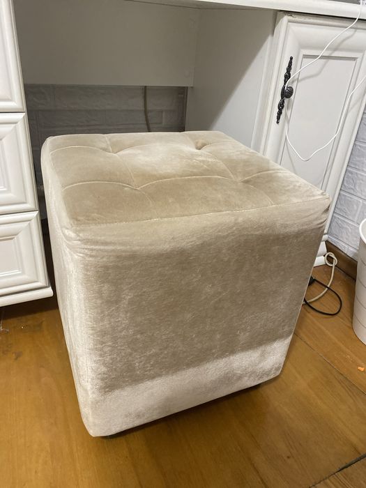 Столик для спальн с пуфигом