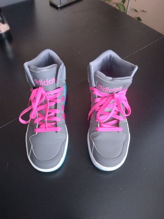 Дамски маратонки Адидас нови,40 номер