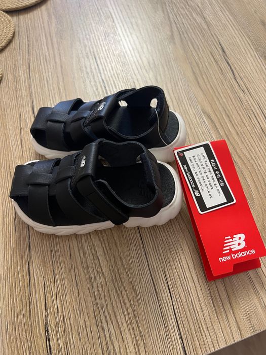 Продам новые босоножки на малыша New Balance