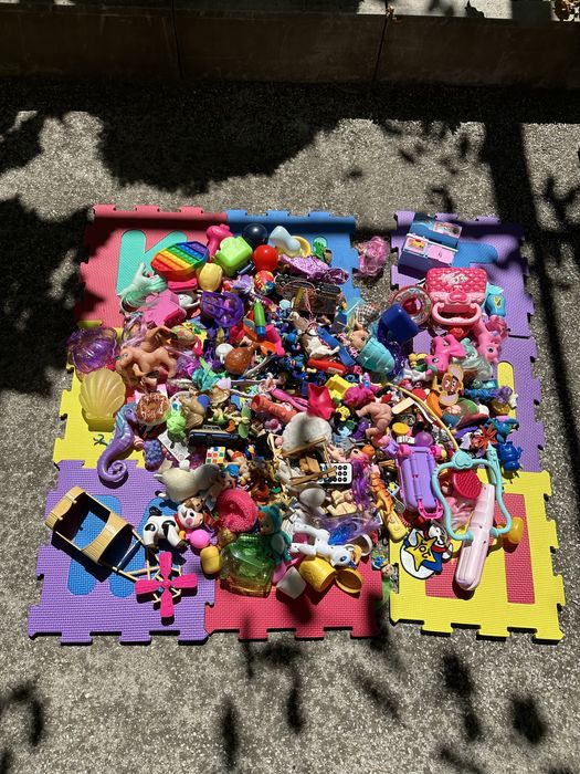 Много на брой детски играчки