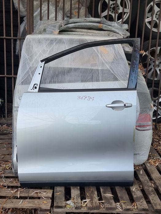 Двери на Toyota Estima.