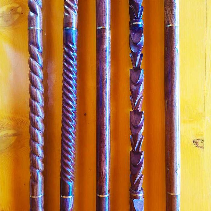 Първокласни бастуни с бронзови дръжки и тиково дърво