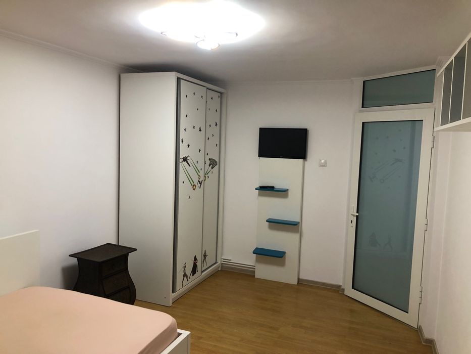 Închiriez Apartament cu 4 camere și curte