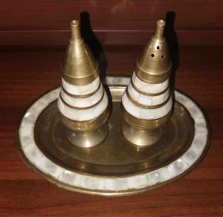 Антикварен Комплект месингови и седефени солници и пиперници