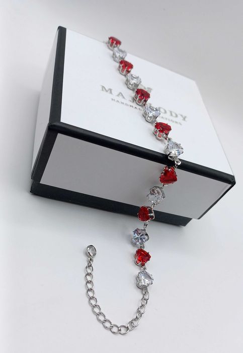 Луксозна гривна мартеничка с кристални сърца подарък за 8 март