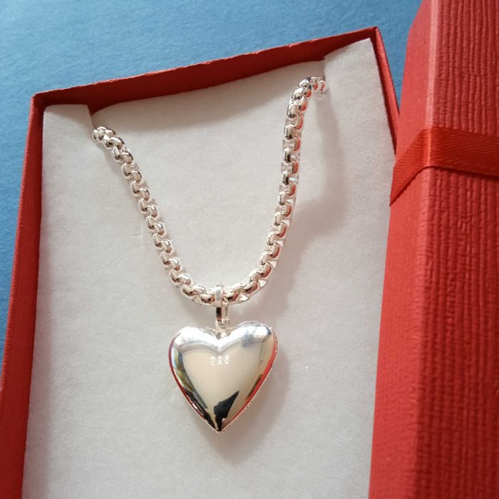 Ново, масивно дамско, сребърно колие с масивно сърце. В кутия.