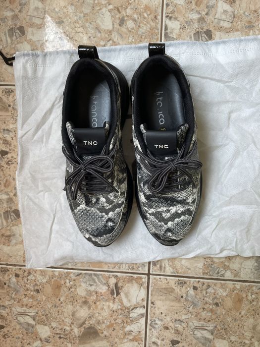 Дамски спортни обувки