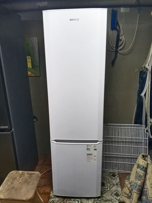 Холодильник продам, Веко, двух камерный, морозит, холодил отлично,