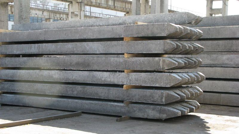 В продаже сваи, плиты, фундаментные блоки