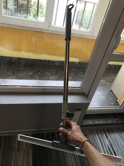 Метла с разтегателна силиконова шпатула и уред за почистване на стъкла