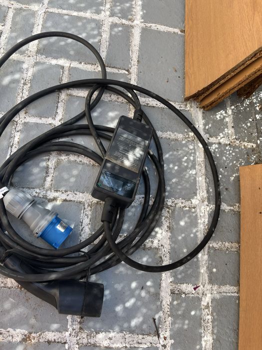 Продавам монофазна зарядна станция 7,4kW