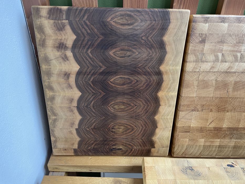 Tocatoare/platouri end gaind din nuc, stejar si tei.