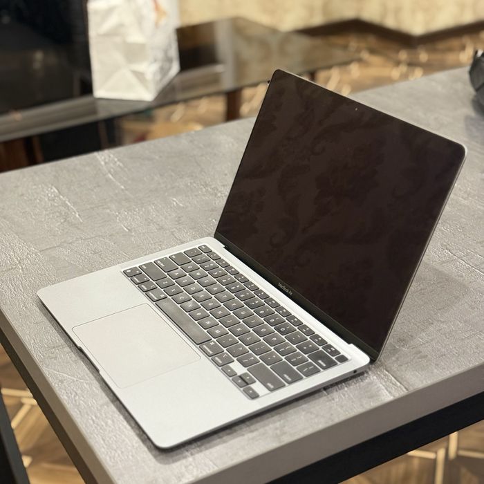 Apple MacBook Air M1 (2020) — почти как новый