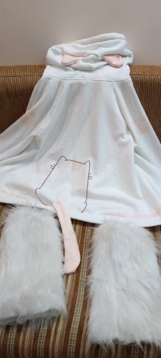 Пончо и пушистые гетры