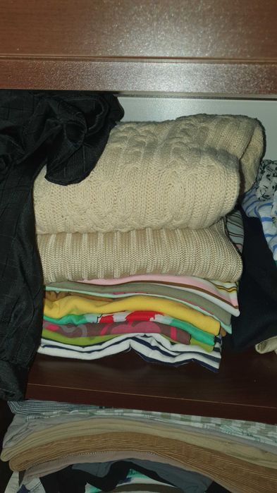 Garderobă de damă completă (adică haine multe)