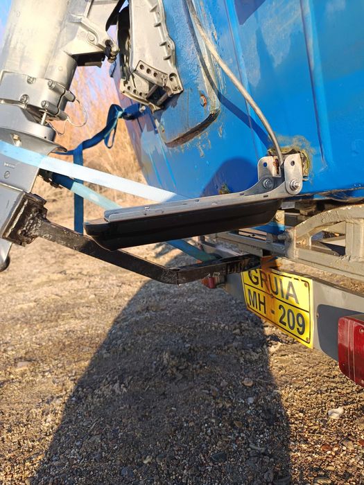 Barca cu motor si sonar