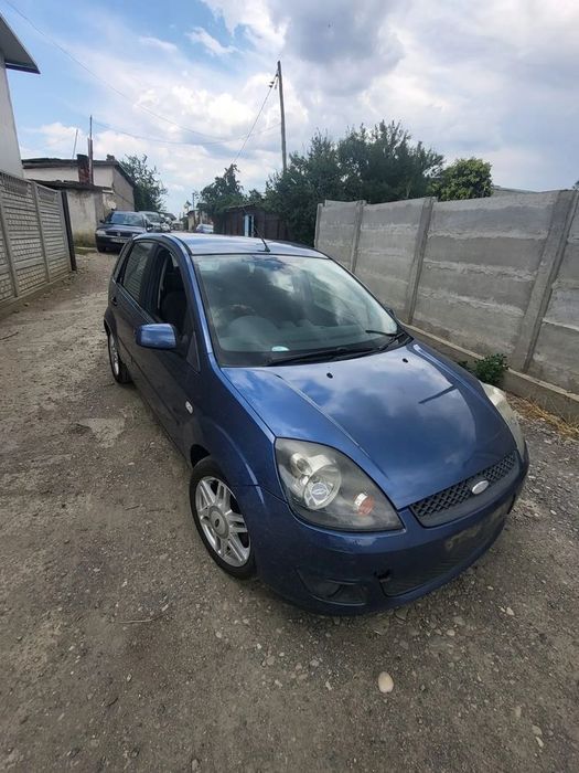 Dezmembram Ford Fiesta 2005 usa dreapta fata /usa dreapta spate