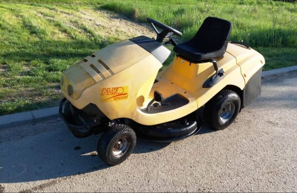 Vând tractoraș de tuns gazonul