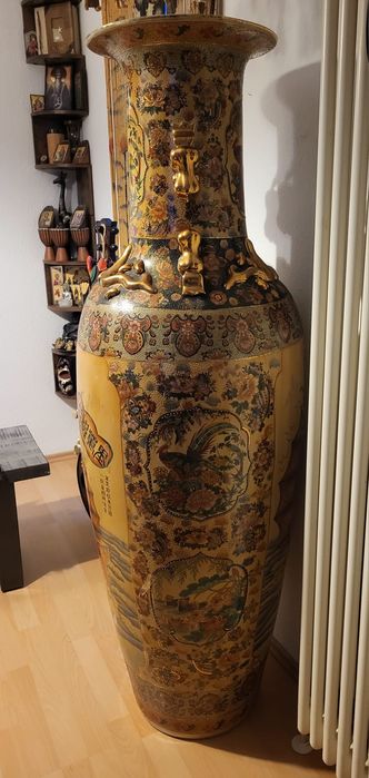 Китайска ваза висока 1.58 см. Широка 50 см