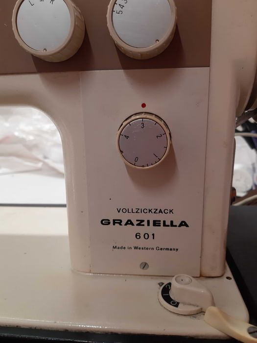 Vând masina de cusut casnică rezistentă,făra mecanisme din plastic