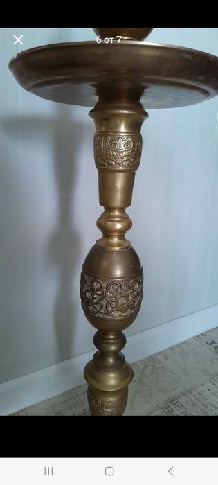 Висок подов свещник