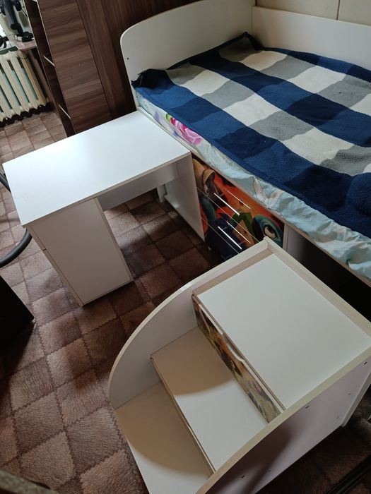 Продам детскую кровать и шкаф