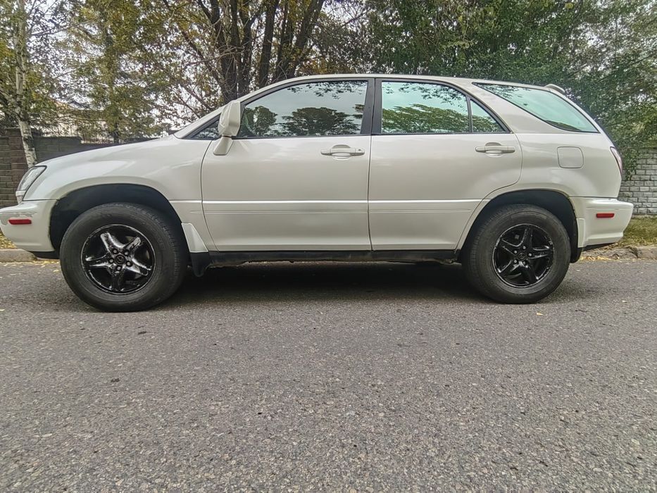 Машина Lexus RX 300