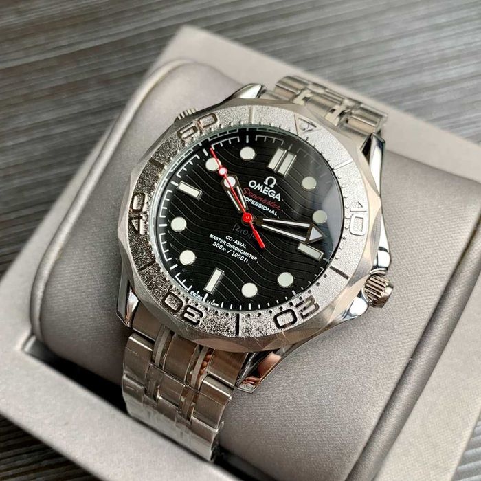 OMEGA Seamaster Diver 300M Nekton Edition с автоматичен механизъм
