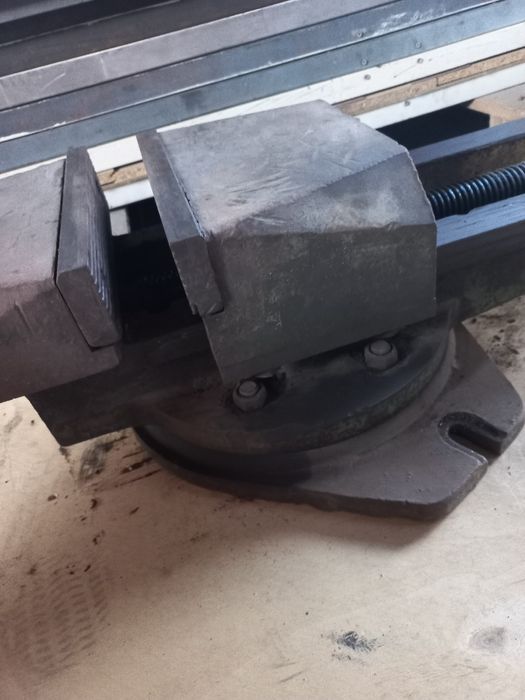 Тиски поворотные слесарные.