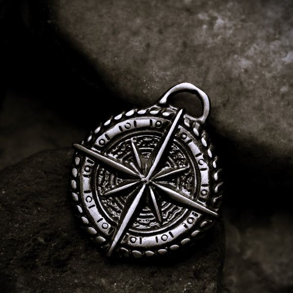 Сребърен медальон 925 „Компас“ – талисман за посока, закрила и сила