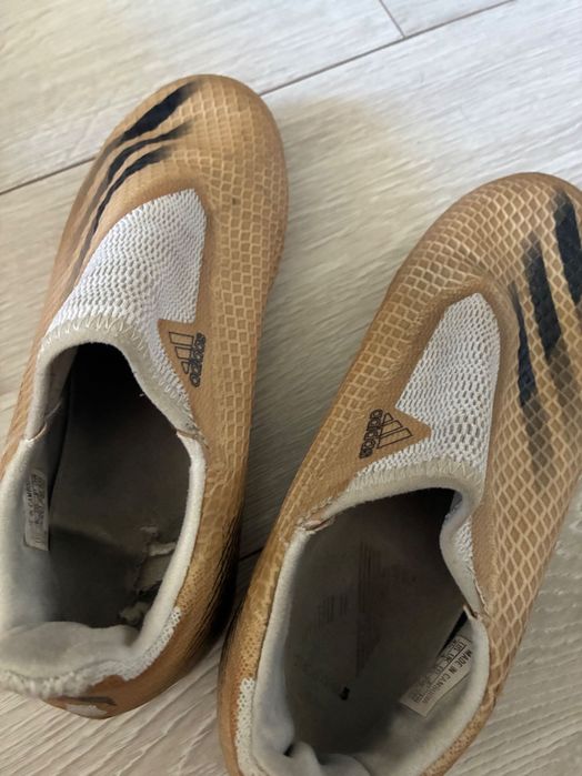 Бутонки Adidas.