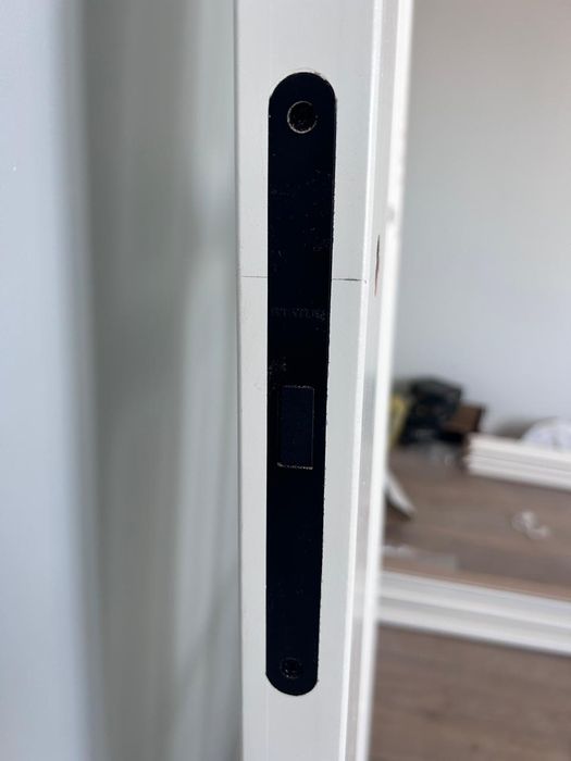 Плотник уст меж ком двери и дабор ручка