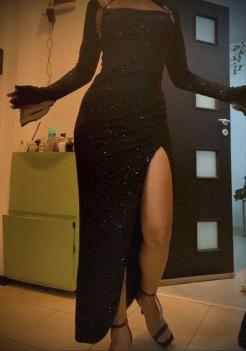 Rochie neagra crapata pe picior