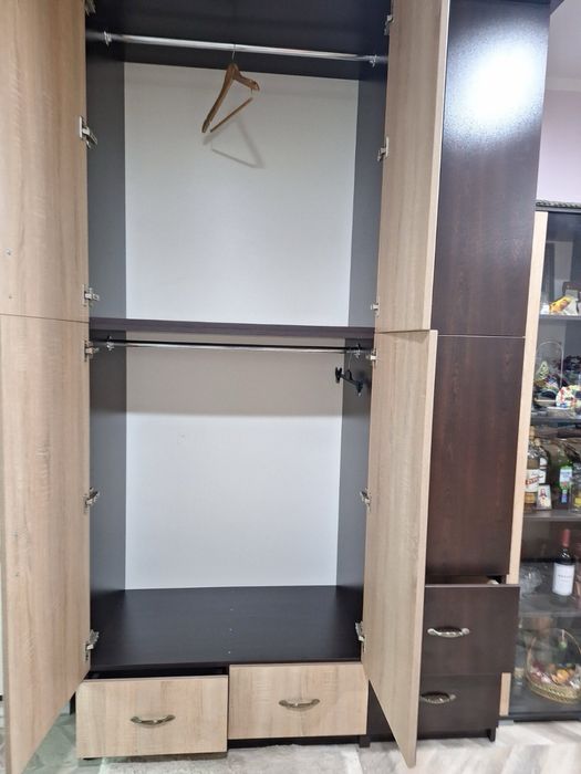 Голям трикрилен гардероб с огледало