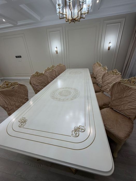 большой стол со стульями