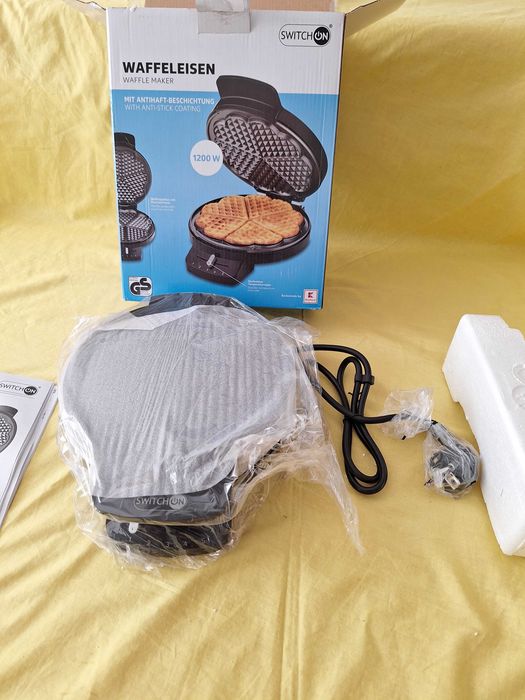 Aparat de făcut vafe/gofre model Switch On WM-A201 are o putere de 1200 W,  suprafață de coacere împărțită în formă de vafe rotunde divizate