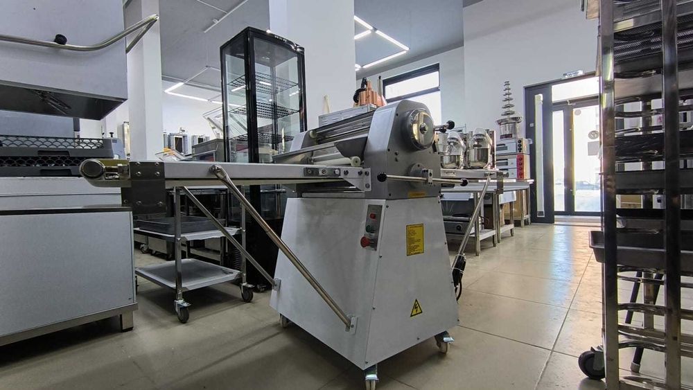 Тестораскаточная машина. Тестораскатка. Слоенка.