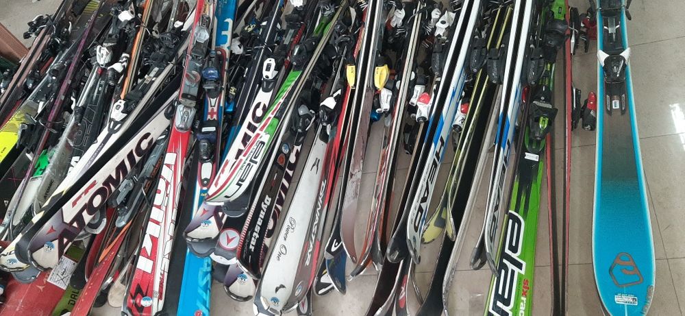 Skiuri , clăpari, căști,  echipament