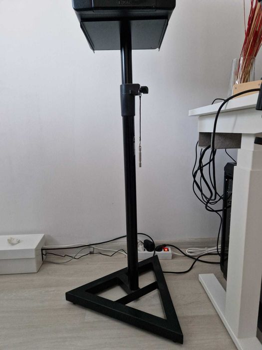 Pereche M-Audio BX8 D3 + suporturi Adam Hall