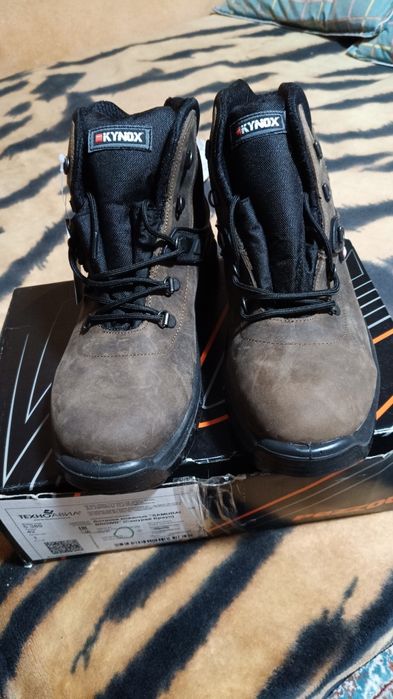 Продам спец. обувь с подноском.