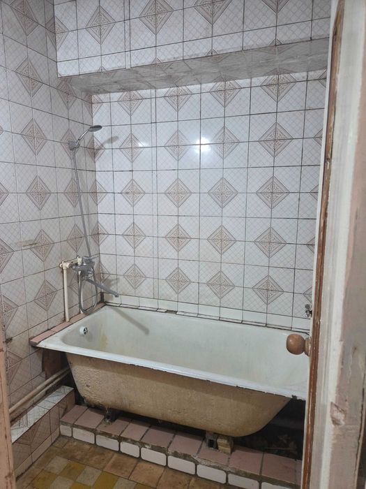Продаю свою на Ц-5, 1комн. переделанная в 2-х.